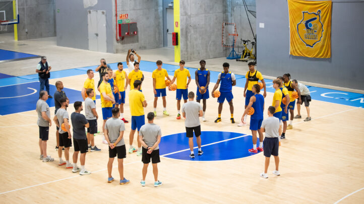 Jugadores y entrenadores del Dreamland Gran Canaria en una sesión de entrenamiento.