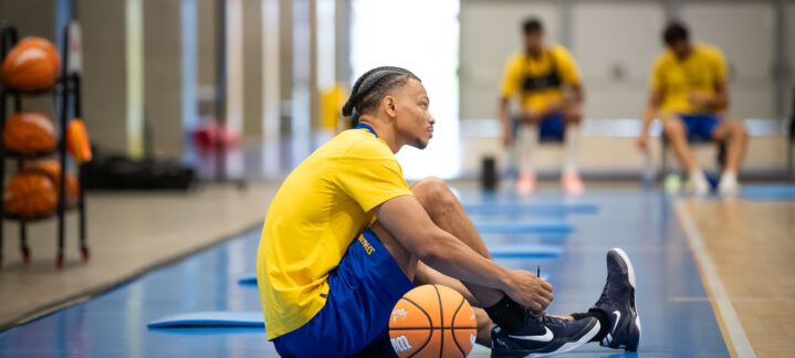 Jugador del Dreamland Gran Canaria se prepara para entrenar en la cancha.