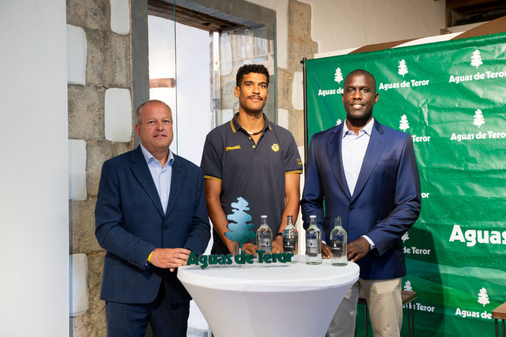 presentado en Teror: ""Soy un facilitador""",Presentación de Louis Labeyrie en Teror con directivos del Club Baloncesto Gran Canaria.