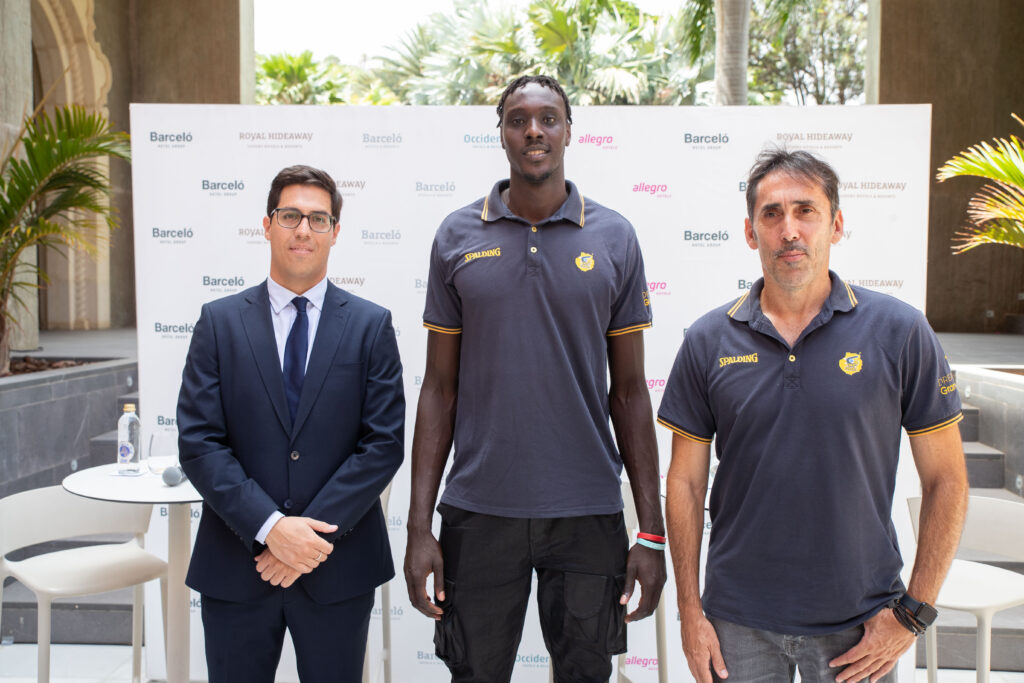  en el Santa Catalina, a Royal Hideaway Hotel: ""Es un gran paso en mi carrera""","Tres hombres posan en el Santa Catalina, junto a un fondo con logos de patrocinadores.