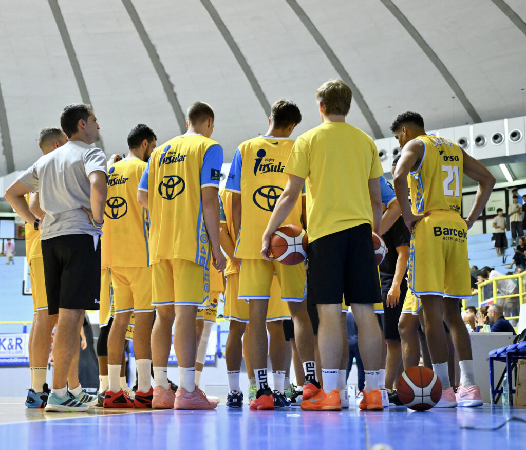 Jugadores del Dreamland Gran Canaria reunidos durante un tiempo muerto en un partido.