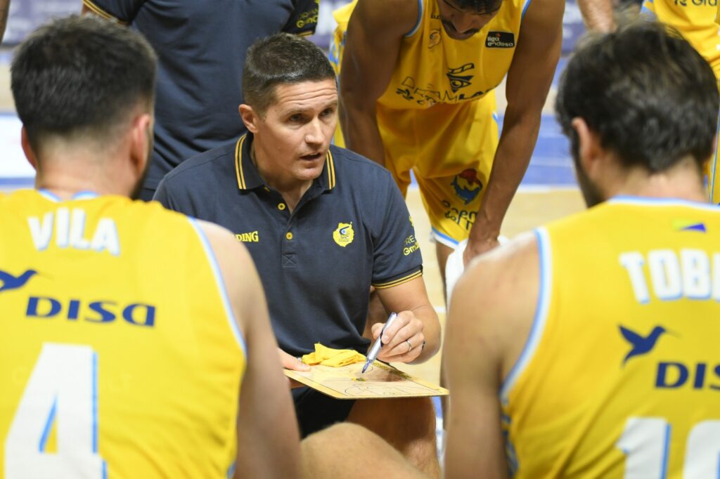 Entrenador del Dreamland Gran Canaria explica tácticas a sus jugadores durante un tiempo muerto.