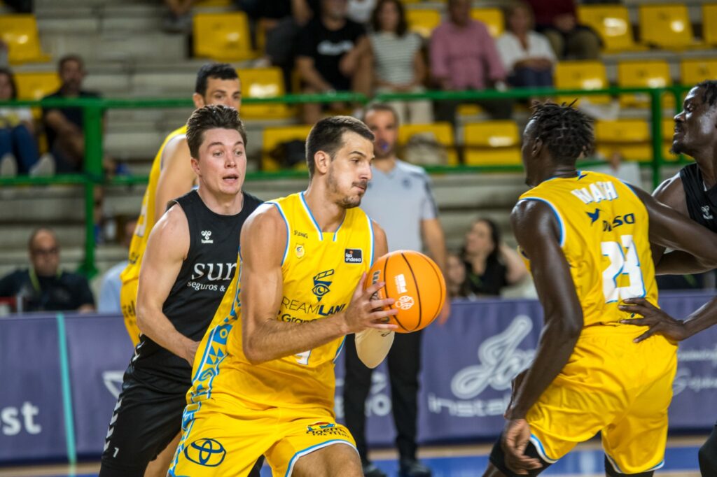 Jugadores del Dreamland Gran Canaria compiten en un partido de baloncesto.