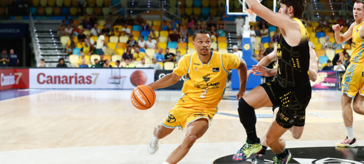 Jugador del Club Baloncesto Gran Canaria driblando con balón en un partido.