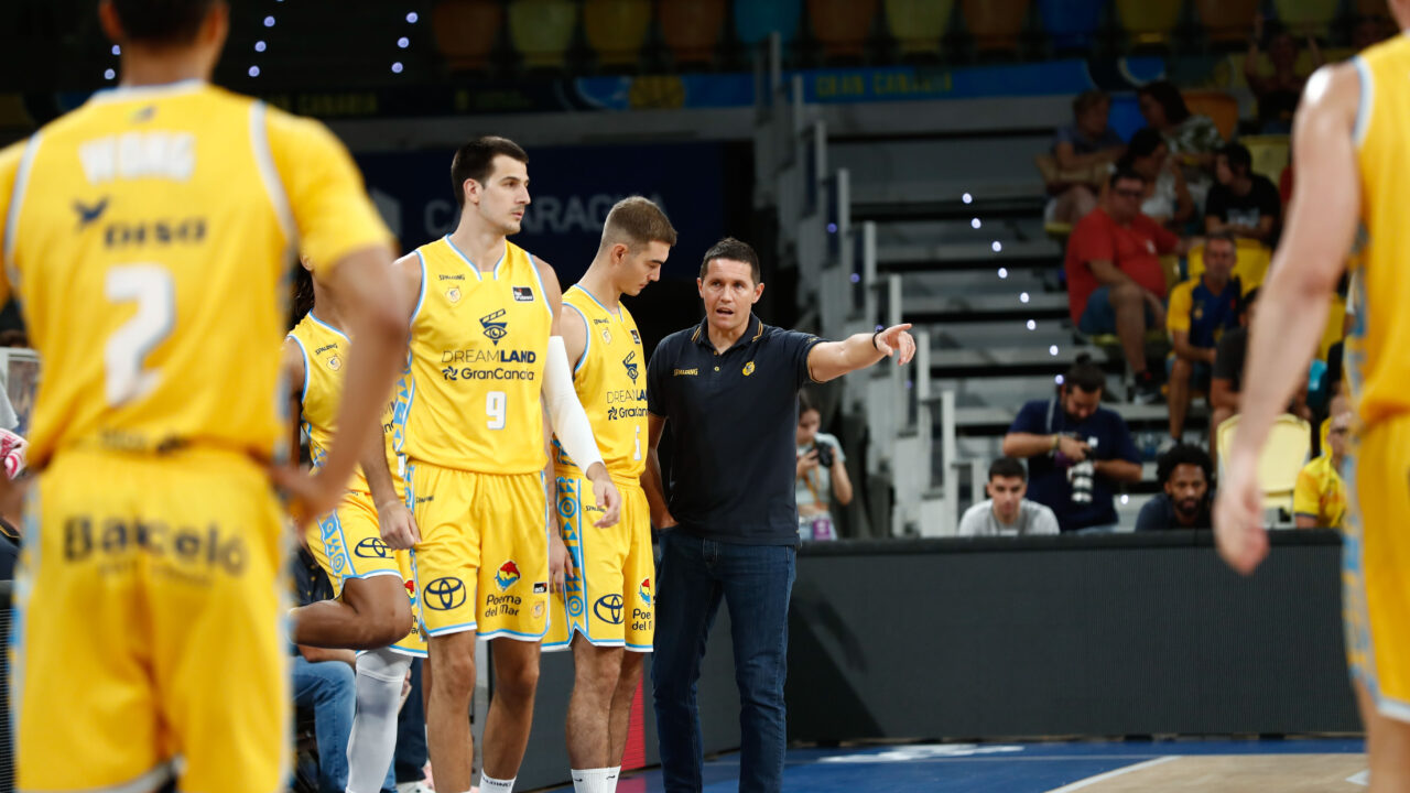 Entrenador dirige a sus jugadores durante un partido del Club Baloncesto Gran Canaria.