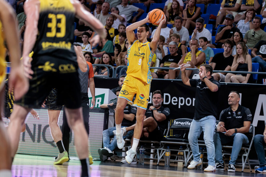 Jugador del CB Gran Canaria lanzando el balón durante un partido en el Santiago Martín.