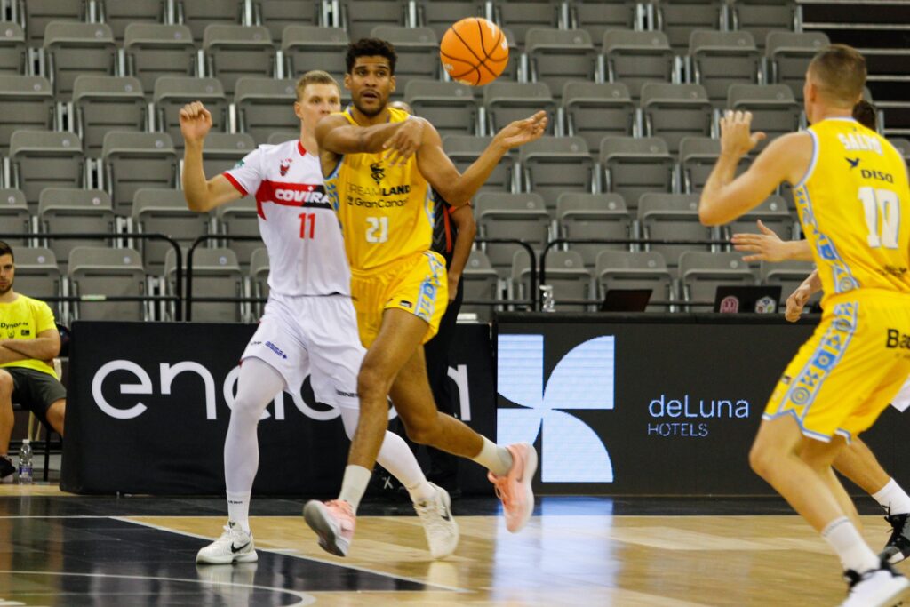 Jugador del Gran Canaria realiza un pase durante un partido contra Covirán Granada.