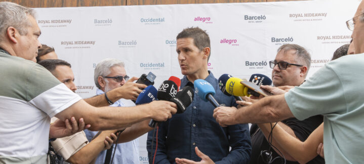 Jaka Lakovic respondiendo preguntas rodeado de periodistas y cámaras.