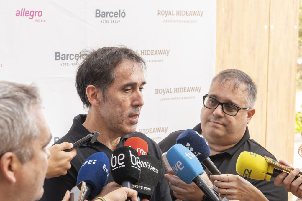 con mucho trabajo por delante""",Willy Villar habla a los medios de comunicación sobre el equipo de baloncesto.