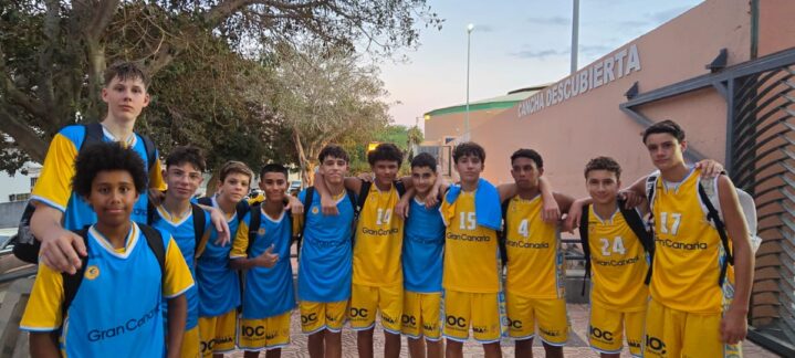 Jugadores del Gran Canaria infantil masculino posando antes de un torneo de baloncesto.