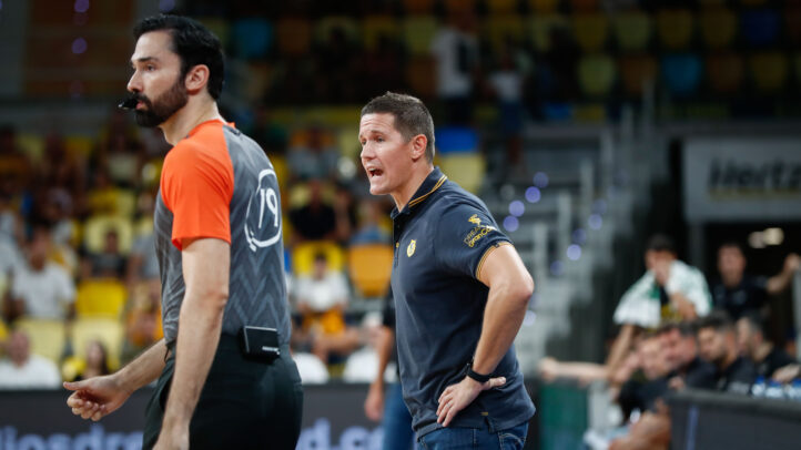 Entrenador del Club Baloncesto Gran Canaria dirigiendo a su equipo durante un partido.