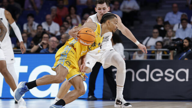 Juego de baloncesto entre el Dreamland Gran Canaria y otro equipo, con acción en la cancha.