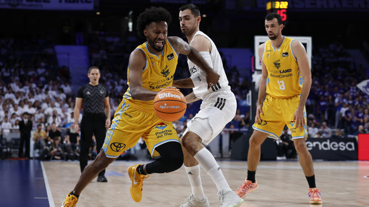 Baloncestista del Dreamland Gran Canaria conduce el balón en un partido competitivo.