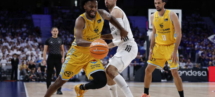 Baloncestista del Dreamland Gran Canaria conduce el balón en un partido competitivo.