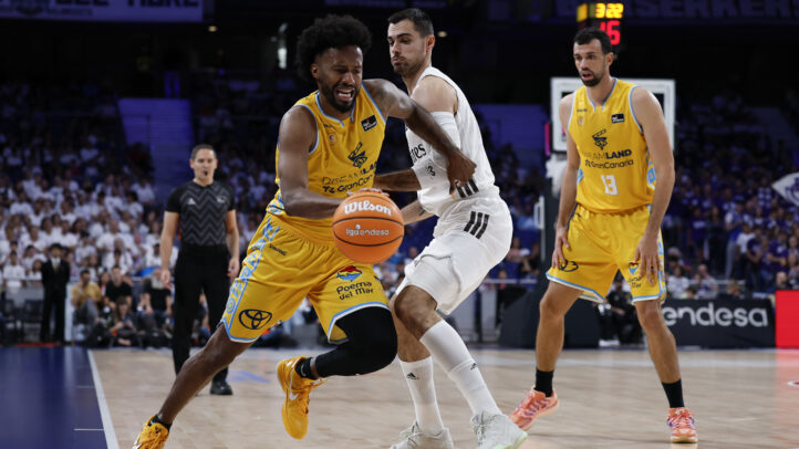 Baloncestista del Dreamland Gran Canaria conduce el balón en un partido competitivo.