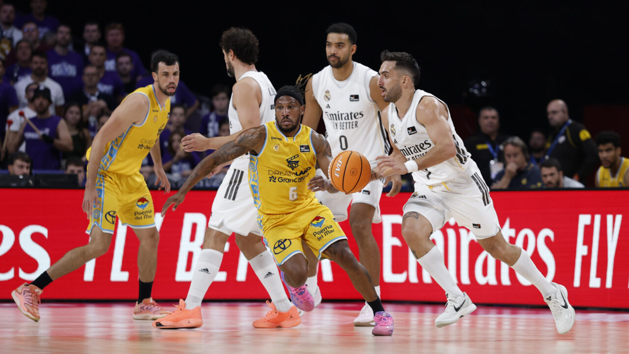 Jugadores de baloncesto en acción durante el partido entre Gran Canaria y Real Madrid.