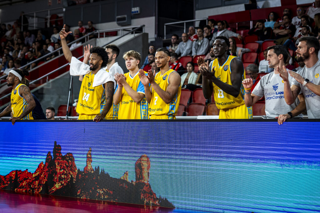 Jugadores del Dreamland Gran Canaria celebran en el banquillo durante un partido.