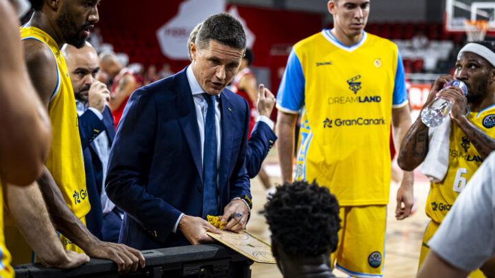 sobre todo en la primera parte""",Entrenador Jaka Lakovic habla con jugadores del CB Gran Canaria durante un tiempo muerto.