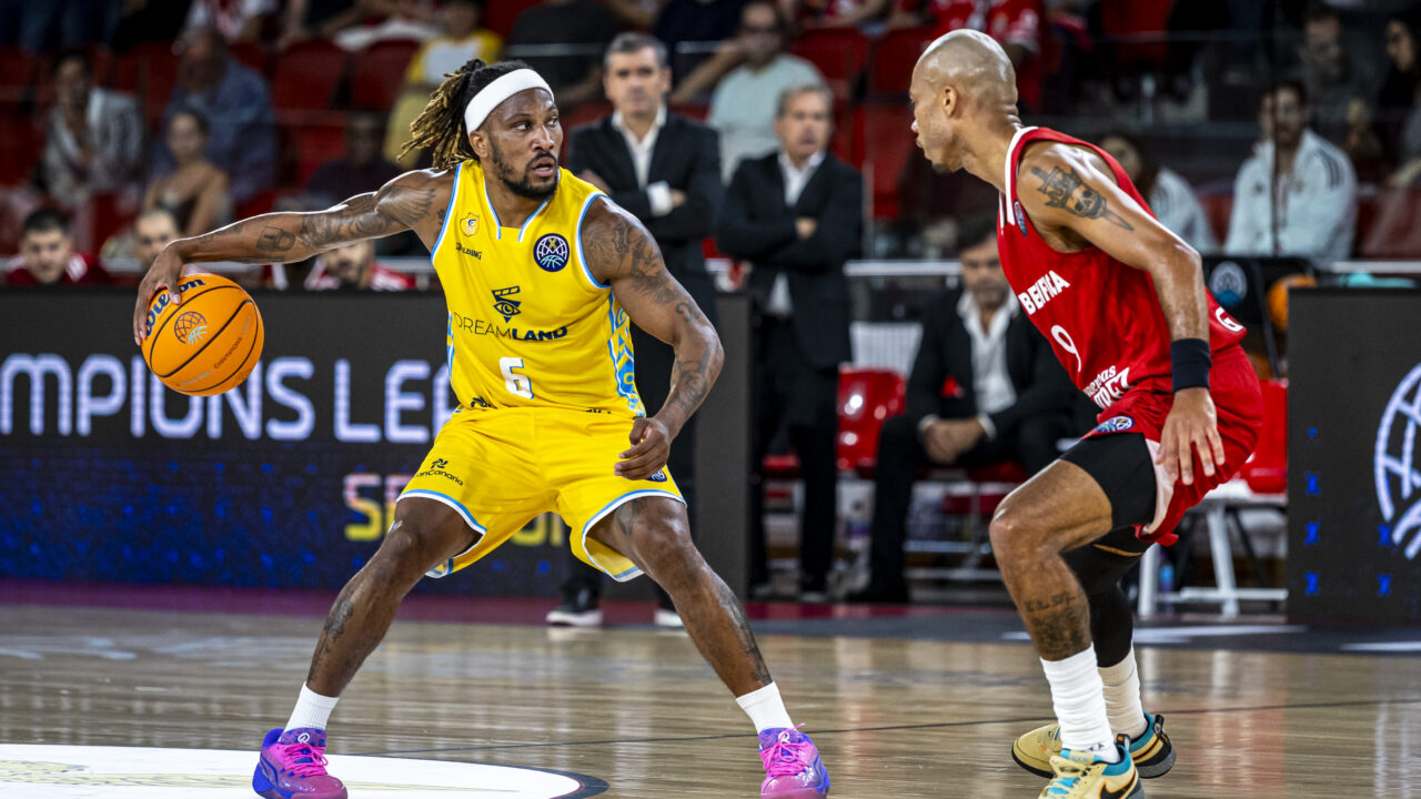 Jugadores de baloncesto en plena acción durante un partido en el Gran Canaria Arena.