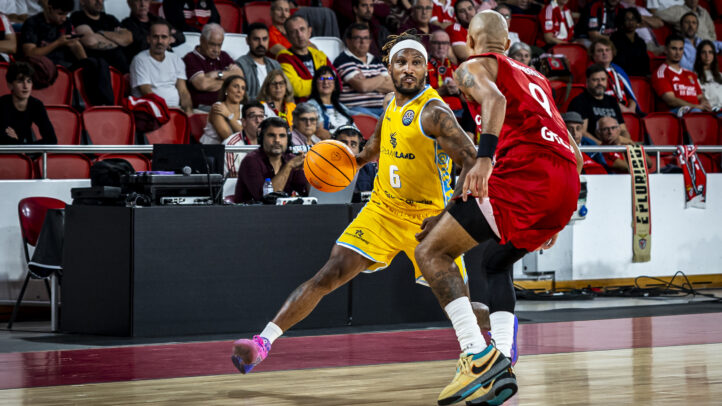 Jugador del Gran Canaria dribleando ante un oponente de Le Mans Sarthe Basket.