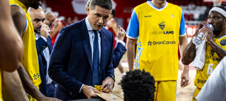 Entrenador Jaka Lakovic charlando con jugadores del Gran Canaria durante un tiempo muerto.