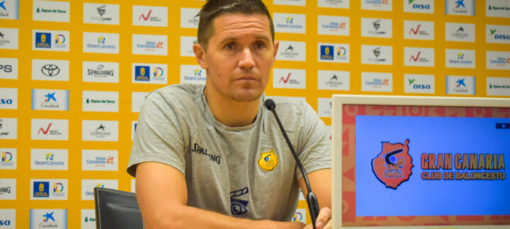 Jaka Lakovic en rueda de prensa, con logotipos del Club Baloncesto Gran Canaria de fondo.