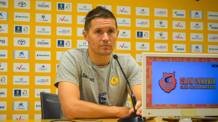Jaka Lakovic en rueda de prensa, con logotipos del Club Baloncesto Gran Canaria de fondo.