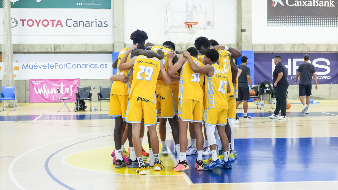 Jugadores del Gran Canaria en un círculo, motivándose antes del partido.