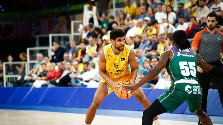 Jugador del Dreamland Gran Canaria driblando ante un rival del Unicaja durante un partido.