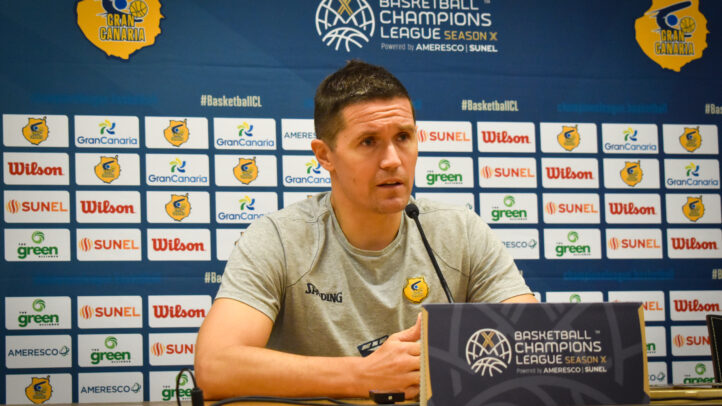 Jaka Lakovic habla en una rueda de prensa del Club Baloncesto Gran Canaria.