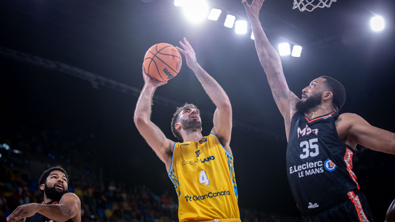 Jugador del Dreamland Gran Canaria lanza a canasta mientras es defendido por un jugador rival.