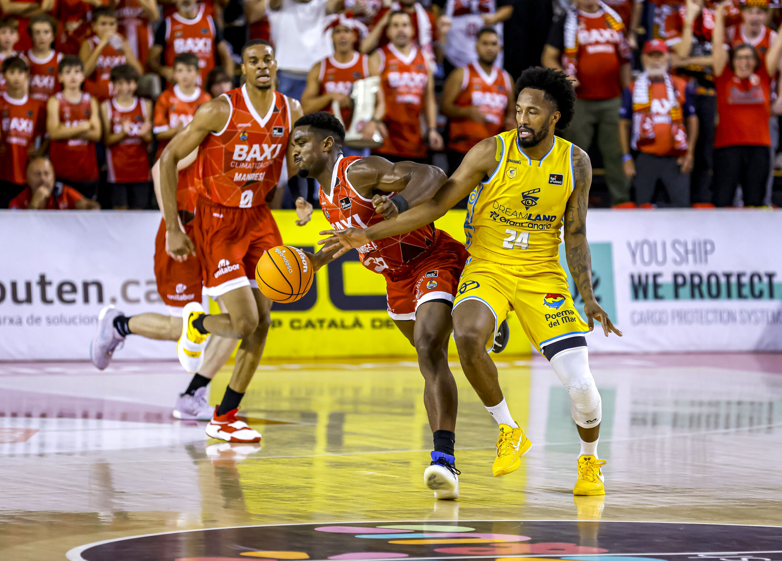 Duelo de baloncesto entre Dreamland Gran Canaria y BAXI Manresa en un ambiente vibrante.