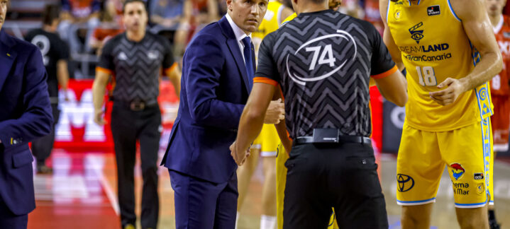 Entrenador y jugadores del Gran Canaria discuten con un árbitro durante un partido.