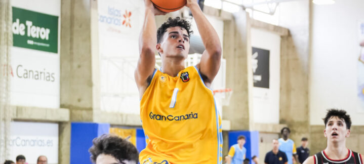 Joven jugador de baloncesto lanza a canasta durante un partido en La Vega de San José.