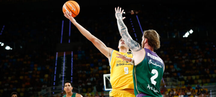 Jugador del Dreamland Gran Canaria lanza a canasta mientras es defendido por un rival.