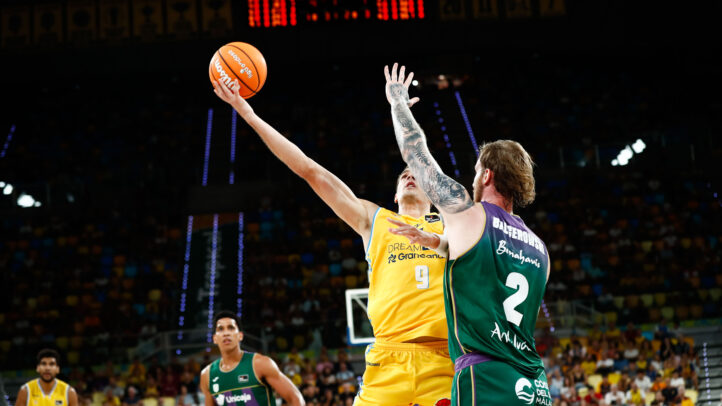 Jugador del Dreamland Gran Canaria lanza a canasta mientras es defendido por un rival.