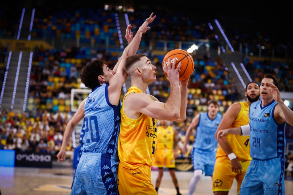Ziga Samar penetrando a canasta en un partido ante MoraBanc Andorra