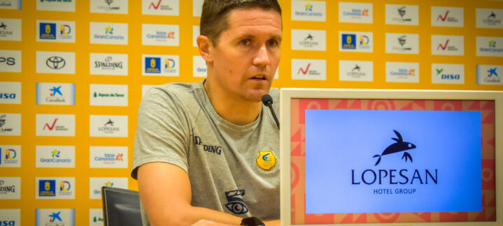 Jaka Lakovic en una rueda de prensa, hablando sobre la importancia del próximo partido.