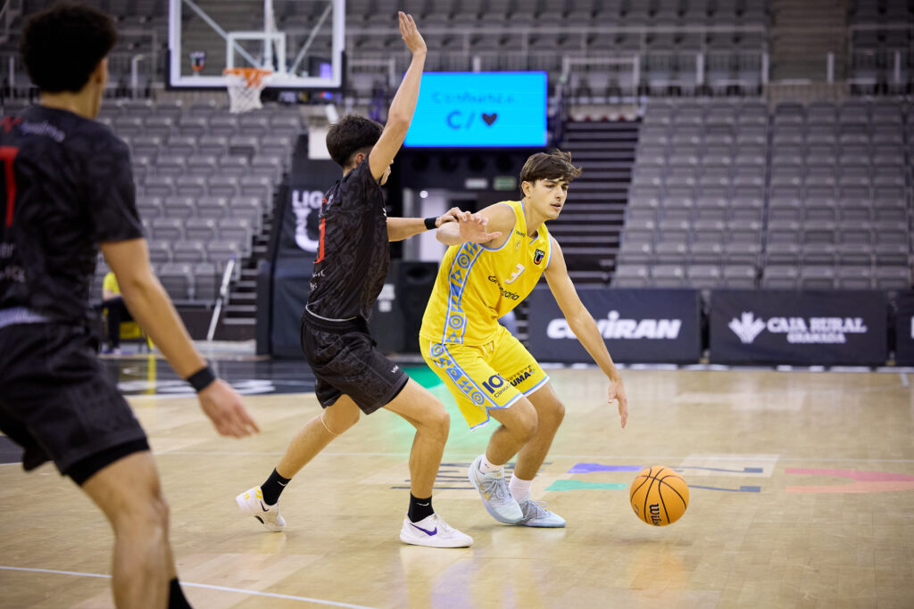 Jorge Arteaga defendido por un jugador de Stellantis&You Granada.