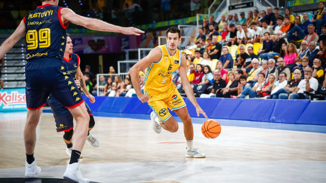 Nico Brussino botando el balón hacia la canasta en el partido ante MoraBanc Andorra.