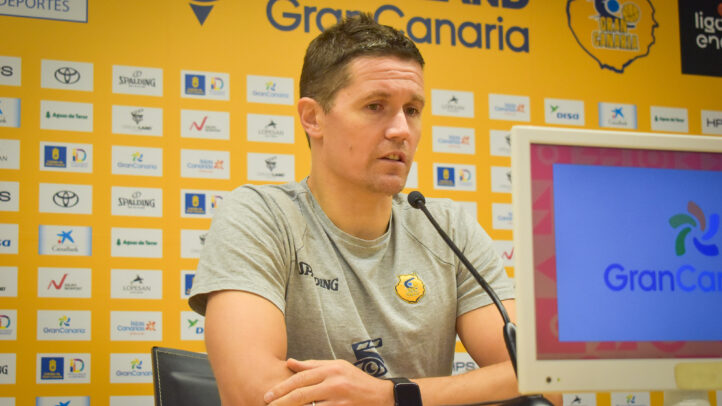 Lakovic atiende a los medios en sala de prensa