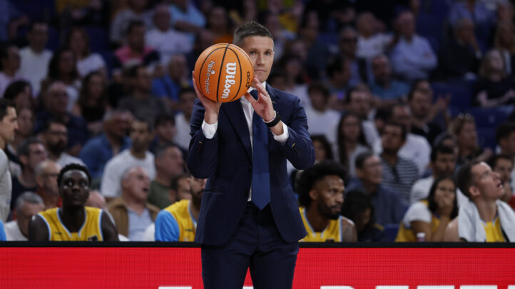 Jaka Lakovic en la banda con un balón