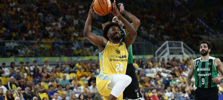 Braian Angola penetra a canasta ante la defensa de Adam Hanga.