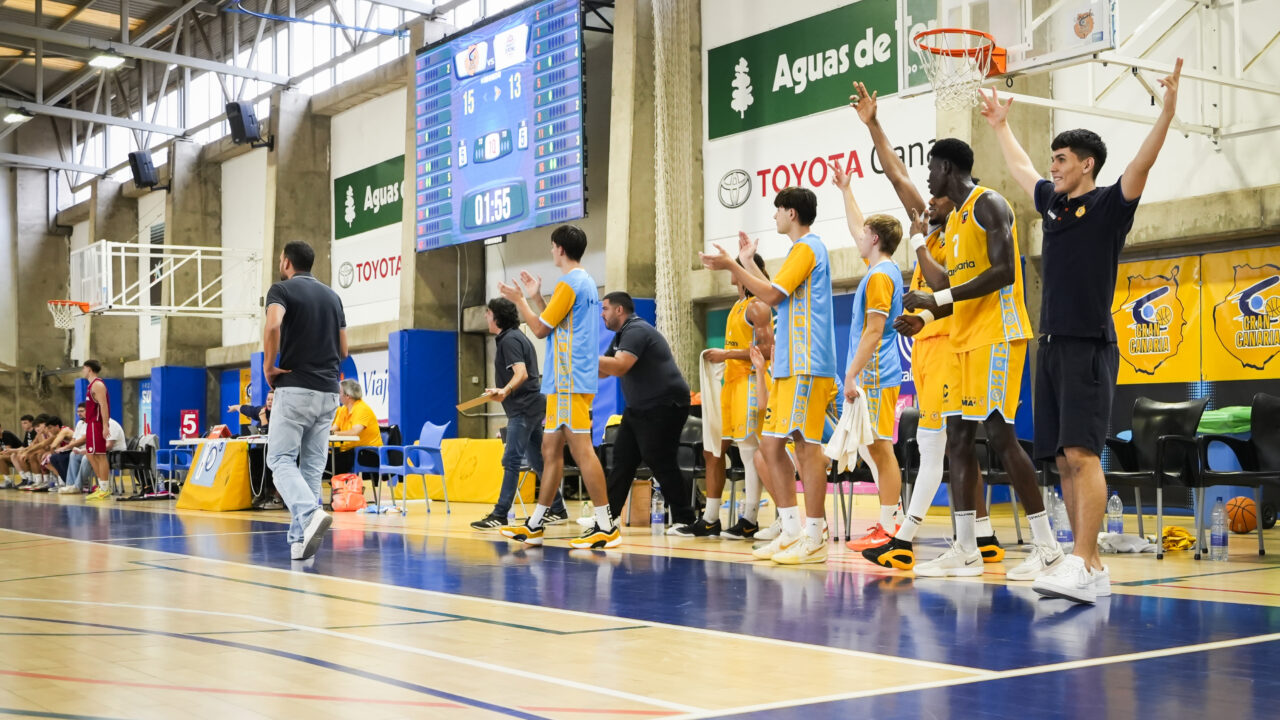 El banquillo del Gran Canaria U22 celebra una canasta.