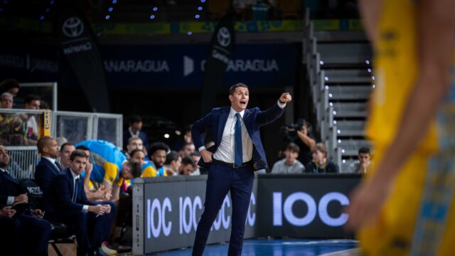 Lakovic dirige desde el banquillo.