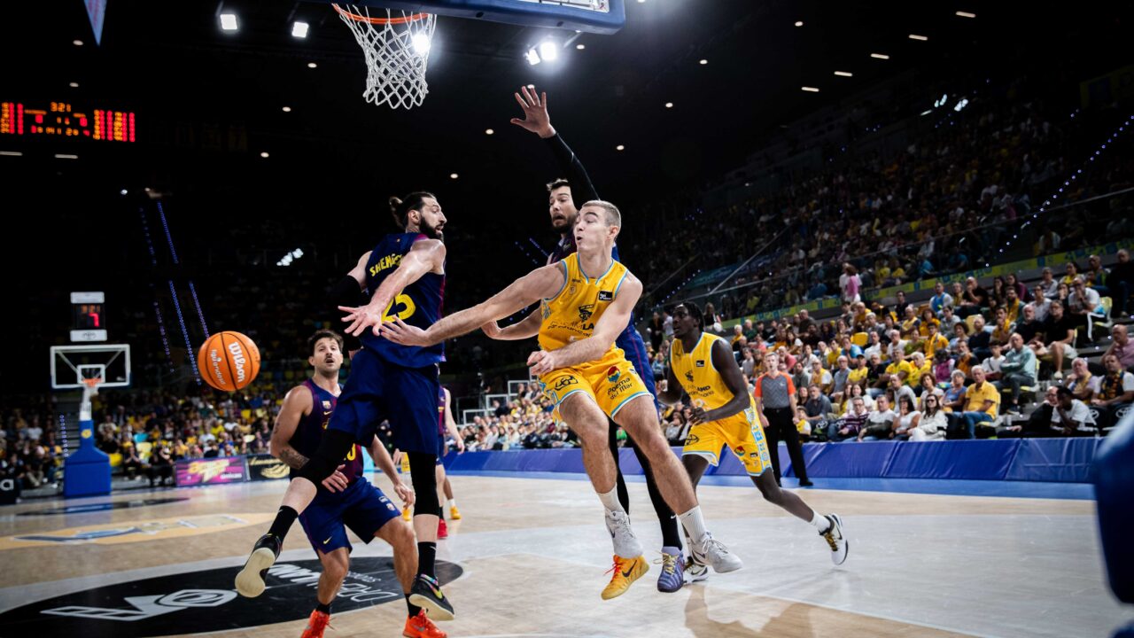Ziga Samar dobla el balón en una acción de ataque del Dreamland Gran Canaria.