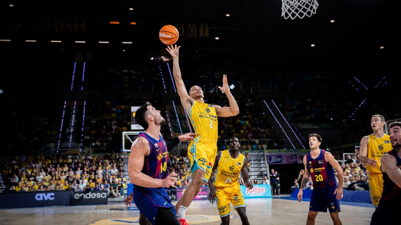 Jugador del Dreamland Gran Canaria intenta anotar