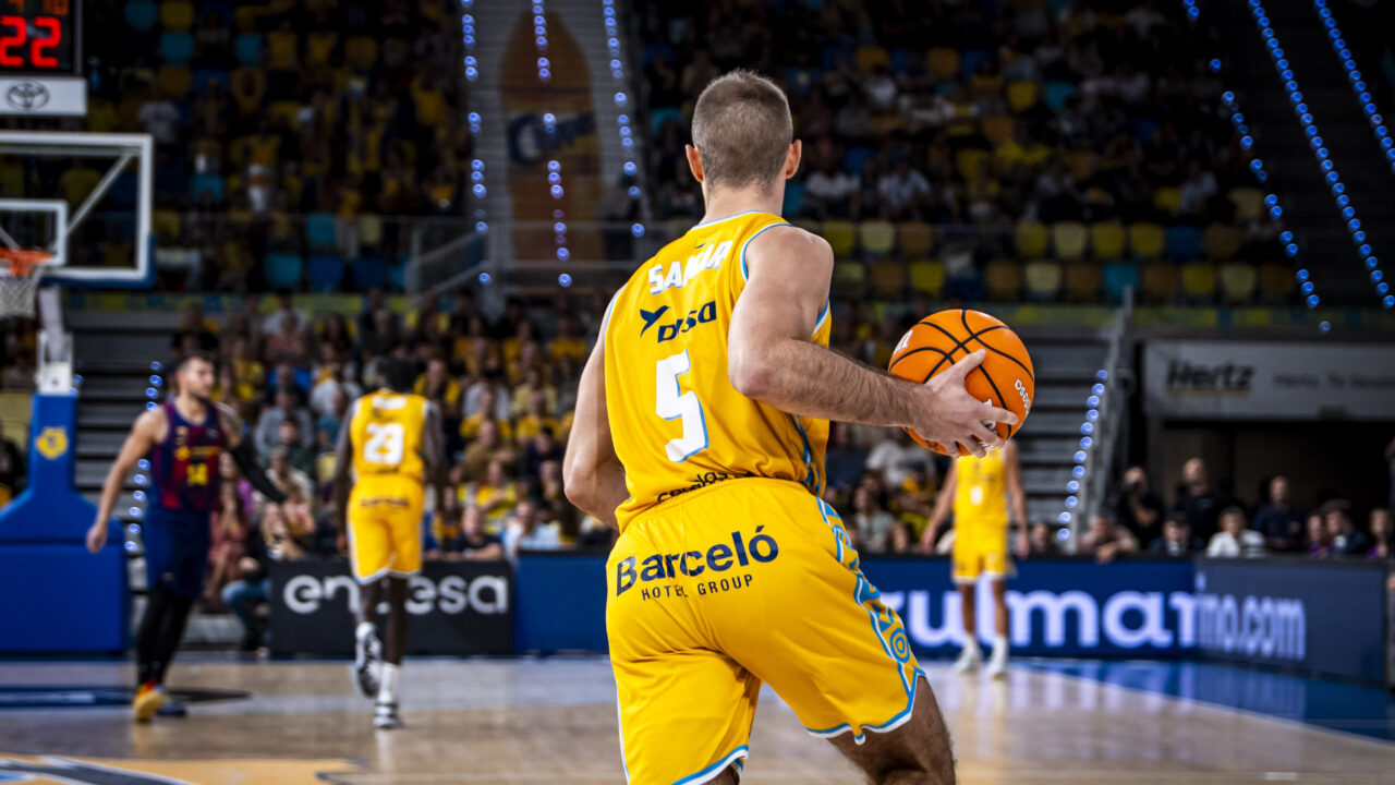 Ziga Samar sube el balón