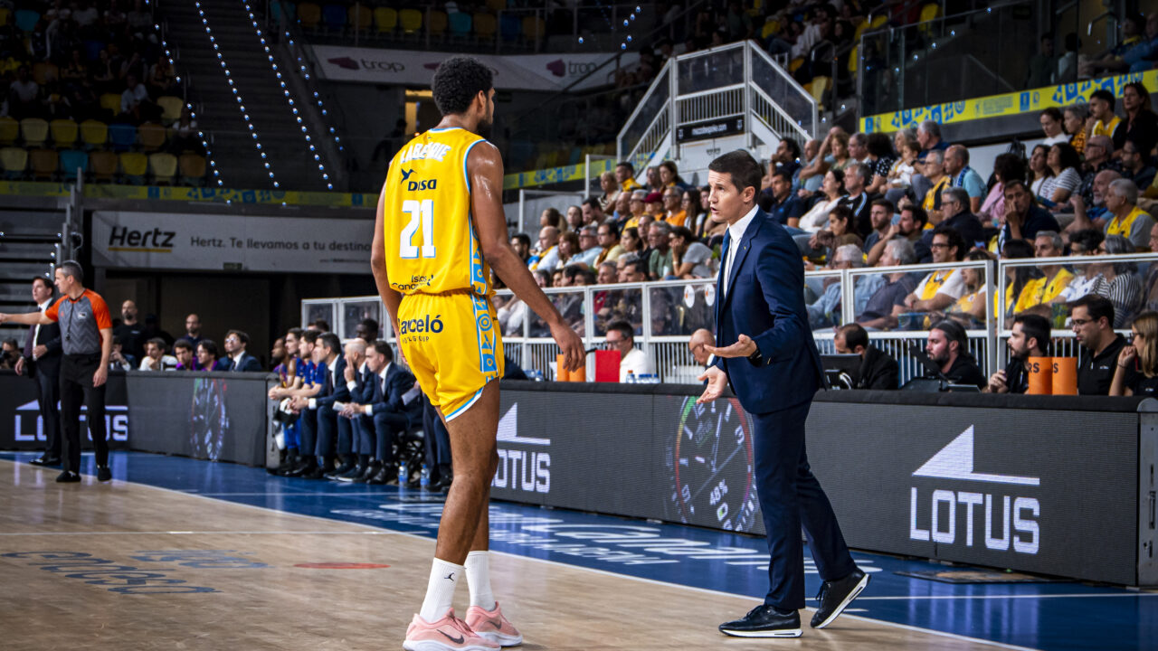 Imagen de Lakovic y Labeyrie conversando en la pista