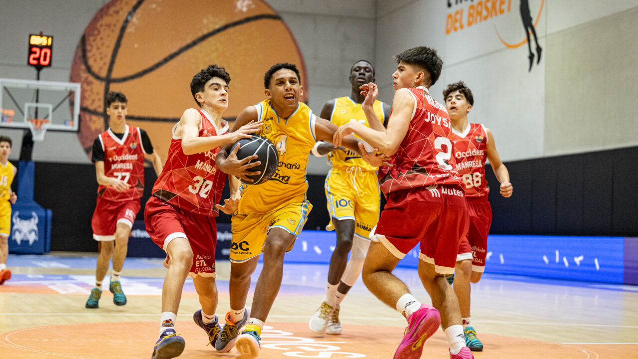 Un jugador del infantil de la Minicopa Endesa en la fase previa de noviembre de 2025